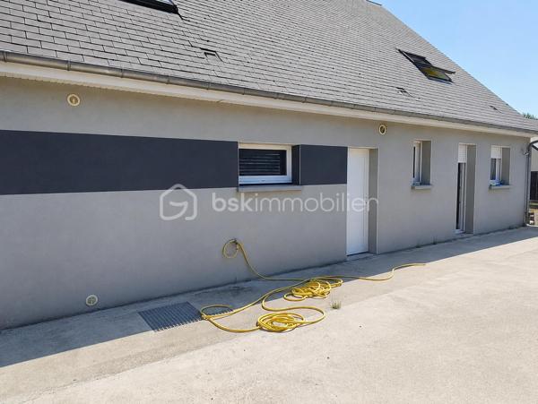 Vous recherchez une maison spacieuse et confortable, offrant suffisamment de place pour accueillir toute votre famille ?
Située à La Croix-Avranchin, à seulement 5 minutes de Saint-James, cette maison construite en 2016 développe environ 154 m² habitables sur une parcelle de 767 m².

Dès l’entrée, vous découvrez une agréable pièce de vie avec salon, séjour et cuisine aménagée et équipée, offrant un espace convivial pour les moments du quotidien.
Le rez-de-chaussée permet une vie de plain-pied grâce à ses deux chambres, sa salle d’eau entièrement rénovée en 2026 et son WC indépendant. Attenante à la cuisine, une buanderie permet également d’accéder directement au garage.

À l’étage, un vaste palier offre un véritable espace supplémentaire à aménager selon vos besoins : coin lecture, salle de jeux, bureau ou espace détente. Il dessert trois chambres, une salle de bains ainsi qu’un second WC indépendant.

À l’extérieur, vous profiterez d’une terrasse d’environ 30 m² exposée plein sud. Une dépendance vient compléter l’ensemble et offre un espace de stockage supplémentaire.

Côté confort, la maison bénéficie d’un excellent classement énergétique DPE A. Elle dispose d’un chauffage électrique complété par un poêle à bois, d’un chauffe-eau thermodynamique, de menuiseries PVC double vitrage et est raccordée au tout-à-l’égout.
Ses atouts : 154 m² habitables, 5 chambres dont 2 au rez-de-chaussée, vie de plain-pied, DPE A, terrasse plein sud, garage et dépendance.
Sa situation permet également de rejoindre facilement les principaux axes : A84 à seulement 3 km, Pontorson à environ 10 minutes, Rennes à environ 45 minutes et 1h de Caen.

Une maison fonctionnelle aux beaux volumes, pensée pour la vie de famille et bénéficiant d'une situation pratique pour vos déplacements quotidiens.
Contactez-moi pour obtenir davantage de renseignements et organiser une visite.