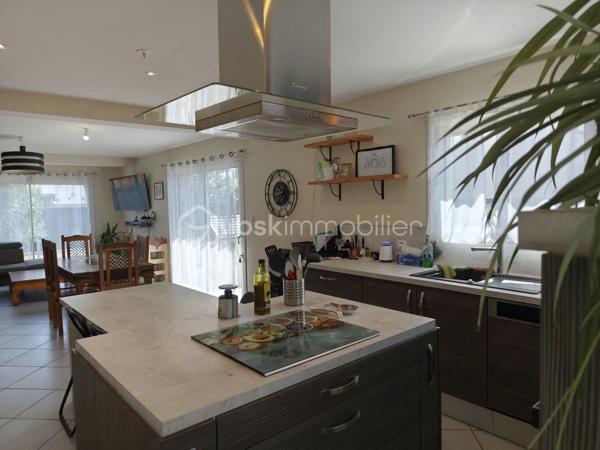 Vous recherchez une maison spacieuse et confortable, offrant suffisamment de place pour accueillir toute votre famille ?
Située à La Croix-Avranchin, à seulement 5 minutes de Saint-James, cette maison construite en 2016 développe environ 154 m² habitables sur une parcelle de 767 m².

Dès l’entrée, vous découvrez une agréable pièce de vie avec salon, séjour et cuisine aménagée et équipée, offrant un espace convivial pour les moments du quotidien.
Le rez-de-chaussée permet une vie de plain-pied grâce à ses deux chambres, sa salle d’eau entièrement rénovée en 2026 et son WC indépendant. Attenante à la cuisine, une buanderie permet également d’accéder directement au garage.

À l’étage, un vaste palier offre un véritable espace supplémentaire à aménager selon vos besoins : coin lecture, salle de jeux, bureau ou espace détente. Il dessert trois chambres, une salle de bains ainsi qu’un second WC indépendant.

À l’extérieur, vous profiterez d’une terrasse d’environ 30 m² exposée plein sud. Une dépendance vient compléter l’ensemble et offre un espace de stockage supplémentaire.

Côté confort, la maison bénéficie d’un excellent classement énergétique DPE A. Elle dispose d’un chauffage électrique complété par un poêle à bois, d’un chauffe-eau thermodynamique, de menuiseries PVC double vitrage et est raccordée au tout-à-l’égout.
Ses atouts : 154 m² habitables, 5 chambres dont 2 au rez-de-chaussée, vie de plain-pied, DPE A, terrasse plein sud, garage et dépendance.
Sa situation permet également de rejoindre facilement les principaux axes : A84 à seulement 3 km, Pontorson à environ 10 minutes, Rennes à environ 45 minutes et 1h de Caen.

Une maison fonctionnelle aux beaux volumes, pensée pour la vie de famille et bénéficiant d'une situation pratique pour vos déplacements quotidiens.
Contactez-moi pour obtenir davantage de renseignements et organiser une visite.