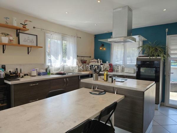 Vous recherchez une maison spacieuse et confortable, offrant suffisamment de place pour accueillir toute votre famille ?
Située à La Croix-Avranchin, à seulement 5 minutes de Saint-James, cette maison construite en 2016 développe environ 154 m² habitables sur une parcelle de 767 m².

Dès l’entrée, vous découvrez une agréable pièce de vie avec salon, séjour et cuisine aménagée et équipée, offrant un espace convivial pour les moments du quotidien.
Le rez-de-chaussée permet une vie de plain-pied grâce à ses deux chambres, sa salle d’eau entièrement rénovée en 2026 et son WC indépendant. Attenante à la cuisine, une buanderie permet également d’accéder directement au garage.

À l’étage, un vaste palier offre un véritable espace supplémentaire à aménager selon vos besoins : coin lecture, salle de jeux, bureau ou espace détente. Il dessert trois chambres, une salle de bains ainsi qu’un second WC indépendant.

À l’extérieur, vous profiterez d’une terrasse d’environ 30 m² exposée plein sud. Une dépendance vient compléter l’ensemble et offre un espace de stockage supplémentaire.

Côté confort, la maison bénéficie d’un excellent classement énergétique DPE A. Elle dispose d’un chauffage électrique complété par un poêle à bois, d’un chauffe-eau thermodynamique, de menuiseries PVC double vitrage et est raccordée au tout-à-l’égout.
Ses atouts : 154 m² habitables, 5 chambres dont 2 au rez-de-chaussée, vie de plain-pied, DPE A, terrasse plein sud, garage et dépendance.
Sa situation permet également de rejoindre facilement les principaux axes : A84 à seulement 3 km, Pontorson à environ 10 minutes, Rennes à environ 45 minutes et 1h de Caen.

Une maison fonctionnelle aux beaux volumes, pensée pour la vie de famille et bénéficiant d'une situation pratique pour vos déplacements quotidiens.
Contactez-moi pour obtenir davantage de renseignements et organiser une visite.