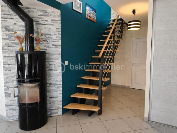 Vous recherchez une maison spacieuse et confortable, offrant suffisamment de place pour accueillir toute votre famille ?
Située à La Croix-Avranchin, à seulement 5 minutes de Saint-James, cette maison construite en 2016 développe environ 154 m² habitables sur une parcelle de 767 m².

Dès l’entrée, vous découvrez une agréable pièce de vie avec salon, séjour et cuisine aménagée et équipée, offrant un espace convivial pour les moments du quotidien.
Le rez-de-chaussée permet une vie de plain-pied grâce à ses deux chambres, sa salle d’eau entièrement rénovée en 2026 et son WC indépendant. Attenante à la cuisine, une buanderie permet également d’accéder directement au garage.

À l’étage, un vaste palier offre un véritable espace supplémentaire à aménager selon vos besoins : coin lecture, salle de jeux, bureau ou espace détente. Il dessert trois chambres, une salle de bains ainsi qu’un second WC indépendant.

À l’extérieur, vous profiterez d’une terrasse d’environ 30 m² exposée plein sud. Une dépendance vient compléter l’ensemble et offre un espace de stockage supplémentaire.

Côté confort, la maison bénéficie d’un excellent classement énergétique DPE A. Elle dispose d’un chauffage électrique complété par un poêle à bois, d’un chauffe-eau thermodynamique, de menuiseries PVC double vitrage et est raccordée au tout-à-l’égout.
Ses atouts : 154 m² habitables, 5 chambres dont 2 au rez-de-chaussée, vie de plain-pied, DPE A, terrasse plein sud, garage et dépendance.
Sa situation permet également de rejoindre facilement les principaux axes : A84 à seulement 3 km, Pontorson à environ 10 minutes, Rennes à environ 45 minutes et 1h de Caen.

Une maison fonctionnelle aux beaux volumes, pensée pour la vie de famille et bénéficiant d'une situation pratique pour vos déplacements quotidiens.
Contactez-moi pour obtenir davantage de renseignements et organiser une visite.