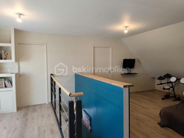 Vous recherchez une maison spacieuse et confortable, offrant suffisamment de place pour accueillir toute votre famille ?
Située à La Croix-Avranchin, à seulement 5 minutes de Saint-James, cette maison construite en 2016 développe environ 154 m² habitables sur une parcelle de 767 m².

Dès l’entrée, vous découvrez une agréable pièce de vie avec salon, séjour et cuisine aménagée et équipée, offrant un espace convivial pour les moments du quotidien.
Le rez-de-chaussée permet une vie de plain-pied grâce à ses deux chambres, sa salle d’eau entièrement rénovée en 2026 et son WC indépendant. Attenante à la cuisine, une buanderie permet également d’accéder directement au garage.

À l’étage, un vaste palier offre un véritable espace supplémentaire à aménager selon vos besoins : coin lecture, salle de jeux, bureau ou espace détente. Il dessert trois chambres, une salle de bains ainsi qu’un second WC indépendant.

À l’extérieur, vous profiterez d’une terrasse d’environ 30 m² exposée plein sud. Une dépendance vient compléter l’ensemble et offre un espace de stockage supplémentaire.

Côté confort, la maison bénéficie d’un excellent classement énergétique DPE A. Elle dispose d’un chauffage électrique complété par un poêle à bois, d’un chauffe-eau thermodynamique, de menuiseries PVC double vitrage et est raccordée au tout-à-l’égout.
Ses atouts : 154 m² habitables, 5 chambres dont 2 au rez-de-chaussée, vie de plain-pied, DPE A, terrasse plein sud, garage et dépendance.
Sa situation permet également de rejoindre facilement les principaux axes : A84 à seulement 3 km, Pontorson à environ 10 minutes, Rennes à environ 45 minutes et 1h de Caen.

Une maison fonctionnelle aux beaux volumes, pensée pour la vie de famille et bénéficiant d'une situation pratique pour vos déplacements quotidiens.
Contactez-moi pour obtenir davantage de renseignements et organiser une visite.