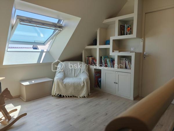 Vous recherchez une maison spacieuse et confortable, offrant suffisamment de place pour accueillir toute votre famille ?
Située à La Croix-Avranchin, à seulement 5 minutes de Saint-James, cette maison construite en 2016 développe environ 154 m² habitables sur une parcelle de 767 m².

Dès l’entrée, vous découvrez une agréable pièce de vie avec salon, séjour et cuisine aménagée et équipée, offrant un espace convivial pour les moments du quotidien.
Le rez-de-chaussée permet une vie de plain-pied grâce à ses deux chambres, sa salle d’eau entièrement rénovée en 2026 et son WC indépendant. Attenante à la cuisine, une buanderie permet également d’accéder directement au garage.

À l’étage, un vaste palier offre un véritable espace supplémentaire à aménager selon vos besoins : coin lecture, salle de jeux, bureau ou espace détente. Il dessert trois chambres, une salle de bains ainsi qu’un second WC indépendant.

À l’extérieur, vous profiterez d’une terrasse d’environ 30 m² exposée plein sud. Une dépendance vient compléter l’ensemble et offre un espace de stockage supplémentaire.

Côté confort, la maison bénéficie d’un excellent classement énergétique DPE A. Elle dispose d’un chauffage électrique complété par un poêle à bois, d’un chauffe-eau thermodynamique, de menuiseries PVC double vitrage et est raccordée au tout-à-l’égout.
Ses atouts : 154 m² habitables, 5 chambres dont 2 au rez-de-chaussée, vie de plain-pied, DPE A, terrasse plein sud, garage et dépendance.
Sa situation permet également de rejoindre facilement les principaux axes : A84 à seulement 3 km, Pontorson à environ 10 minutes, Rennes à environ 45 minutes et 1h de Caen.

Une maison fonctionnelle aux beaux volumes, pensée pour la vie de famille et bénéficiant d'une situation pratique pour vos déplacements quotidiens.
Contactez-moi pour obtenir davantage de renseignements et organiser une visite.