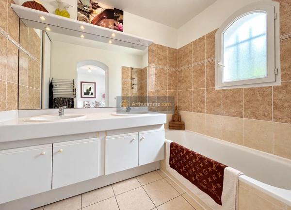 Vente                                                      Villa
                        
                     5 pièces                      122 m2                     à Sainte-Maxime