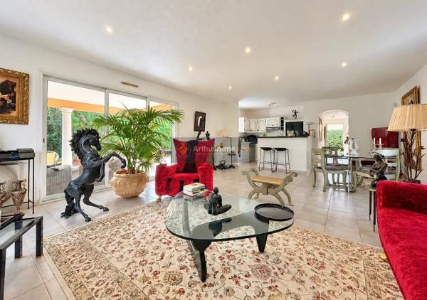 Vente                                                      Villa
                        
                     5 pièces                      122 m2                     à Sainte-Maxime
