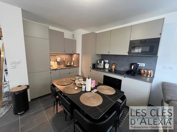 Appartement T3 Duplex récent avec loggia et garage – Feyzin