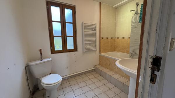 Avallon (89200) AVALLON (89) Appartement de caractère d'environ 92.94 M2 Carrez + 27.92 M2 avec trois chambres