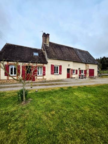 🏡 Maison de bourg à rénover – Proche L’Aigle
À seulement 15 minutes de L’Aigle et de sa gare desservant la ligne Paris–Montparnasse, à proximité des commerces et commodités, découvrez cette charmante maison de bourg à terminer de rénover.
Elle se compose, de plain-pied, d’une spacieuse cuisine aménagée et équipée, dotée d’un poêle à pellets avec répartiteur de chaleur, d’un séjour avec poutres apparentes, d’un salon équipé d’un poêle à bois, d’un bureau pouvant faire office de chambre d'enfant, ainsi que d’une salle d’eau avec WC.
À l’étage, vous trouverez une chambre mansardée offrant un beau volume.
Un grenier d’environ 40 m², aménageable, vous permettra d’agrandir facilement la surface habitable selon vos besoins.
À l’extérieur, un garage et un abri de jardin sur dalle béton complètent l’ensemble, implanté sur un terrain d’environ 1 000 m².
Assainissement individuel fonctionnel mais non conforme. Prévoir réfection de la toiture dans le temps! 
Cette maison est idéale pour profiter de la proximité de la ville tout en bénéficiant d’un cadre de vie calme et verdoyant.
Idéal première acquisition ou investissement locatif!
A VISITER ABSOLUMENT !