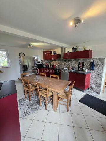 🏡 Maison de bourg à rénover – Proche L’Aigle
À seulement 15 minutes de L’Aigle et de sa gare desservant la ligne Paris–Montparnasse, à proximité des commerces et commodités, découvrez cette charmante maison de bourg à terminer de rénover.
Elle se compose, de plain-pied, d’une spacieuse cuisine aménagée et équipée, dotée d’un poêle à pellets avec répartiteur de chaleur, d’un séjour avec poutres apparentes, d’un salon équipé d’un poêle à bois, d’un bureau pouvant faire office de chambre d'enfant, ainsi que d’une salle d’eau avec WC.
À l’étage, vous trouverez une chambre mansardée offrant un beau volume.
Un grenier d’environ 40 m², aménageable, vous permettra d’agrandir facilement la surface habitable selon vos besoins.
À l’extérieur, un garage et un abri de jardin sur dalle béton complètent l’ensemble, implanté sur un terrain d’environ 1 000 m².
Assainissement individuel fonctionnel mais non conforme. Prévoir réfection de la toiture dans le temps! 
Cette maison est idéale pour profiter de la proximité de la ville tout en bénéficiant d’un cadre de vie calme et verdoyant.
Idéal première acquisition ou investissement locatif!
A VISITER ABSOLUMENT !