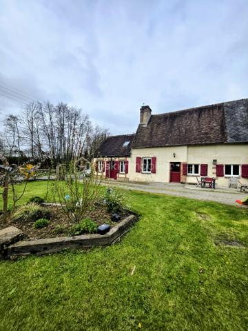 🏡 Maison de bourg à rénover – Proche L’Aigle
À seulement 15 minutes de L’Aigle et de sa gare desservant la ligne Paris–Montparnasse, à proximité des commerces et commodités, découvrez cette charmante maison de bourg à terminer de rénover.
Elle se compose, de plain-pied, d’une spacieuse cuisine aménagée et équipée, dotée d’un poêle à pellets avec répartiteur de chaleur, d’un séjour avec poutres apparentes, d’un salon équipé d’un poêle à bois, d’un bureau pouvant faire office de chambre d'enfant, ainsi que d’une salle d’eau avec WC.
À l’étage, vous trouverez une chambre mansardée offrant un beau volume.
Un grenier d’environ 40 m², aménageable, vous permettra d’agrandir facilement la surface habitable selon vos besoins.
À l’extérieur, un garage et un abri de jardin sur dalle béton complètent l’ensemble, implanté sur un terrain d’environ 1 000 m².
Assainissement individuel fonctionnel mais non conforme. Prévoir réfection de la toiture dans le temps! 
Cette maison est idéale pour profiter de la proximité de la ville tout en bénéficiant d’un cadre de vie calme et verdoyant.
Idéal première acquisition ou investissement locatif!
A VISITER ABSOLUMENT !