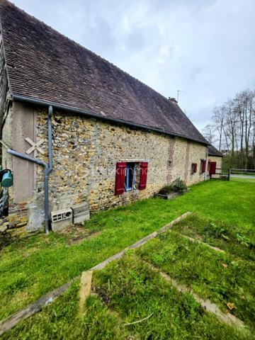 🏡 Maison de bourg à rénover – Proche L’Aigle
À seulement 15 minutes de L’Aigle et de sa gare desservant la ligne Paris–Montparnasse, à proximité des commerces et commodités, découvrez cette charmante maison de bourg à terminer de rénover.
Elle se compose, de plain-pied, d’une spacieuse cuisine aménagée et équipée, dotée d’un poêle à pellets avec répartiteur de chaleur, d’un séjour avec poutres apparentes, d’un salon équipé d’un poêle à bois, d’un bureau pouvant faire office de chambre d'enfant, ainsi que d’une salle d’eau avec WC.
À l’étage, vous trouverez une chambre mansardée offrant un beau volume.
Un grenier d’environ 40 m², aménageable, vous permettra d’agrandir facilement la surface habitable selon vos besoins.
À l’extérieur, un garage et un abri de jardin sur dalle béton complètent l’ensemble, implanté sur un terrain d’environ 1 000 m².
Assainissement individuel fonctionnel mais non conforme. Prévoir réfection de la toiture dans le temps! 
Cette maison est idéale pour profiter de la proximité de la ville tout en bénéficiant d’un cadre de vie calme et verdoyant.
Idéal première acquisition ou investissement locatif!
A VISITER ABSOLUMENT !