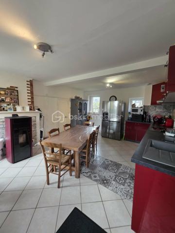 🏡 Maison de bourg à rénover – Proche L’Aigle
À seulement 15 minutes de L’Aigle et de sa gare desservant la ligne Paris–Montparnasse, à proximité des commerces et commodités, découvrez cette charmante maison de bourg à terminer de rénover.
Elle se compose, de plain-pied, d’une spacieuse cuisine aménagée et équipée, dotée d’un poêle à pellets avec répartiteur de chaleur, d’un séjour avec poutres apparentes, d’un salon équipé d’un poêle à bois, d’un bureau pouvant faire office de chambre d'enfant, ainsi que d’une salle d’eau avec WC.
À l’étage, vous trouverez une chambre mansardée offrant un beau volume.
Un grenier d’environ 40 m², aménageable, vous permettra d’agrandir facilement la surface habitable selon vos besoins.
À l’extérieur, un garage et un abri de jardin sur dalle béton complètent l’ensemble, implanté sur un terrain d’environ 1 000 m².
Assainissement individuel fonctionnel mais non conforme. Prévoir réfection de la toiture dans le temps! 
Cette maison est idéale pour profiter de la proximité de la ville tout en bénéficiant d’un cadre de vie calme et verdoyant.
Idéal première acquisition ou investissement locatif!
A VISITER ABSOLUMENT !