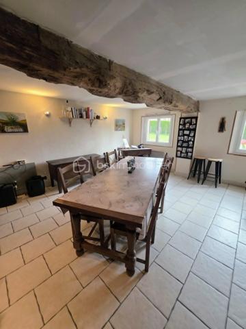 🏡 Maison de bourg à rénover – Proche L’Aigle
À seulement 15 minutes de L’Aigle et de sa gare desservant la ligne Paris–Montparnasse, à proximité des commerces et commodités, découvrez cette charmante maison de bourg à terminer de rénover.
Elle se compose, de plain-pied, d’une spacieuse cuisine aménagée et équipée, dotée d’un poêle à pellets avec répartiteur de chaleur, d’un séjour avec poutres apparentes, d’un salon équipé d’un poêle à bois, d’un bureau pouvant faire office de chambre d'enfant, ainsi que d’une salle d’eau avec WC.
À l’étage, vous trouverez une chambre mansardée offrant un beau volume.
Un grenier d’environ 40 m², aménageable, vous permettra d’agrandir facilement la surface habitable selon vos besoins.
À l’extérieur, un garage et un abri de jardin sur dalle béton complètent l’ensemble, implanté sur un terrain d’environ 1 000 m².
Assainissement individuel fonctionnel mais non conforme. Prévoir réfection de la toiture dans le temps! 
Cette maison est idéale pour profiter de la proximité de la ville tout en bénéficiant d’un cadre de vie calme et verdoyant.
Idéal première acquisition ou investissement locatif!
A VISITER ABSOLUMENT !