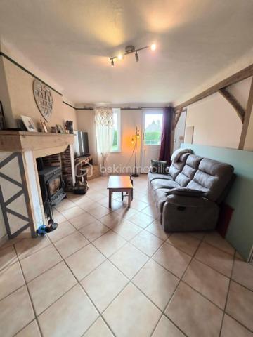 🏡 Maison de bourg à rénover – Proche L’Aigle
À seulement 15 minutes de L’Aigle et de sa gare desservant la ligne Paris–Montparnasse, à proximité des commerces et commodités, découvrez cette charmante maison de bourg à terminer de rénover.
Elle se compose, de plain-pied, d’une spacieuse cuisine aménagée et équipée, dotée d’un poêle à pellets avec répartiteur de chaleur, d’un séjour avec poutres apparentes, d’un salon équipé d’un poêle à bois, d’un bureau pouvant faire office de chambre d'enfant, ainsi que d’une salle d’eau avec WC.
À l’étage, vous trouverez une chambre mansardée offrant un beau volume.
Un grenier d’environ 40 m², aménageable, vous permettra d’agrandir facilement la surface habitable selon vos besoins.
À l’extérieur, un garage et un abri de jardin sur dalle béton complètent l’ensemble, implanté sur un terrain d’environ 1 000 m².
Assainissement individuel fonctionnel mais non conforme. Prévoir réfection de la toiture dans le temps! 
Cette maison est idéale pour profiter de la proximité de la ville tout en bénéficiant d’un cadre de vie calme et verdoyant.
Idéal première acquisition ou investissement locatif!
A VISITER ABSOLUMENT !