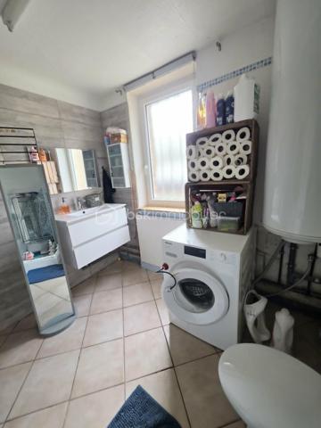 🏡 Maison de bourg à rénover – Proche L’Aigle
À seulement 15 minutes de L’Aigle et de sa gare desservant la ligne Paris–Montparnasse, à proximité des commerces et commodités, découvrez cette charmante maison de bourg à terminer de rénover.
Elle se compose, de plain-pied, d’une spacieuse cuisine aménagée et équipée, dotée d’un poêle à pellets avec répartiteur de chaleur, d’un séjour avec poutres apparentes, d’un salon équipé d’un poêle à bois, d’un bureau pouvant faire office de chambre d'enfant, ainsi que d’une salle d’eau avec WC.
À l’étage, vous trouverez une chambre mansardée offrant un beau volume.
Un grenier d’environ 40 m², aménageable, vous permettra d’agrandir facilement la surface habitable selon vos besoins.
À l’extérieur, un garage et un abri de jardin sur dalle béton complètent l’ensemble, implanté sur un terrain d’environ 1 000 m².
Assainissement individuel fonctionnel mais non conforme. Prévoir réfection de la toiture dans le temps! 
Cette maison est idéale pour profiter de la proximité de la ville tout en bénéficiant d’un cadre de vie calme et verdoyant.
Idéal première acquisition ou investissement locatif!
A VISITER ABSOLUMENT !