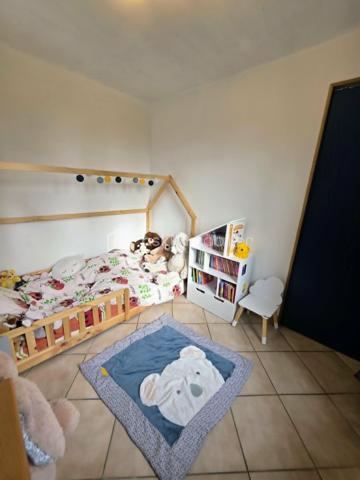 🏡 Maison de bourg à rénover – Proche L’Aigle
À seulement 15 minutes de L’Aigle et de sa gare desservant la ligne Paris–Montparnasse, à proximité des commerces et commodités, découvrez cette charmante maison de bourg à terminer de rénover.
Elle se compose, de plain-pied, d’une spacieuse cuisine aménagée et équipée, dotée d’un poêle à pellets avec répartiteur de chaleur, d’un séjour avec poutres apparentes, d’un salon équipé d’un poêle à bois, d’un bureau pouvant faire office de chambre d'enfant, ainsi que d’une salle d’eau avec WC.
À l’étage, vous trouverez une chambre mansardée offrant un beau volume.
Un grenier d’environ 40 m², aménageable, vous permettra d’agrandir facilement la surface habitable selon vos besoins.
À l’extérieur, un garage et un abri de jardin sur dalle béton complètent l’ensemble, implanté sur un terrain d’environ 1 000 m².
Assainissement individuel fonctionnel mais non conforme. Prévoir réfection de la toiture dans le temps! 
Cette maison est idéale pour profiter de la proximité de la ville tout en bénéficiant d’un cadre de vie calme et verdoyant.
Idéal première acquisition ou investissement locatif!
A VISITER ABSOLUMENT !