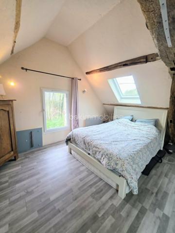 🏡 Maison de bourg à rénover – Proche L’Aigle
À seulement 15 minutes de L’Aigle et de sa gare desservant la ligne Paris–Montparnasse, à proximité des commerces et commodités, découvrez cette charmante maison de bourg à terminer de rénover.
Elle se compose, de plain-pied, d’une spacieuse cuisine aménagée et équipée, dotée d’un poêle à pellets avec répartiteur de chaleur, d’un séjour avec poutres apparentes, d’un salon équipé d’un poêle à bois, d’un bureau pouvant faire office de chambre d'enfant, ainsi que d’une salle d’eau avec WC.
À l’étage, vous trouverez une chambre mansardée offrant un beau volume.
Un grenier d’environ 40 m², aménageable, vous permettra d’agrandir facilement la surface habitable selon vos besoins.
À l’extérieur, un garage et un abri de jardin sur dalle béton complètent l’ensemble, implanté sur un terrain d’environ 1 000 m².
Assainissement individuel fonctionnel mais non conforme. Prévoir réfection de la toiture dans le temps! 
Cette maison est idéale pour profiter de la proximité de la ville tout en bénéficiant d’un cadre de vie calme et verdoyant.
Idéal première acquisition ou investissement locatif!
A VISITER ABSOLUMENT !