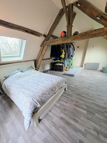 🏡 Maison de bourg à rénover – Proche L’Aigle
À seulement 15 minutes de L’Aigle et de sa gare desservant la ligne Paris–Montparnasse, à proximité des commerces et commodités, découvrez cette charmante maison de bourg à terminer de rénover.
Elle se compose, de plain-pied, d’une spacieuse cuisine aménagée et équipée, dotée d’un poêle à pellets avec répartiteur de chaleur, d’un séjour avec poutres apparentes, d’un salon équipé d’un poêle à bois, d’un bureau pouvant faire office de chambre d'enfant, ainsi que d’une salle d’eau avec WC.
À l’étage, vous trouverez une chambre mansardée offrant un beau volume.
Un grenier d’environ 40 m², aménageable, vous permettra d’agrandir facilement la surface habitable selon vos besoins.
À l’extérieur, un garage et un abri de jardin sur dalle béton complètent l’ensemble, implanté sur un terrain d’environ 1 000 m².
Assainissement individuel fonctionnel mais non conforme. Prévoir réfection de la toiture dans le temps! 
Cette maison est idéale pour profiter de la proximité de la ville tout en bénéficiant d’un cadre de vie calme et verdoyant.
Idéal première acquisition ou investissement locatif!
A VISITER ABSOLUMENT !
