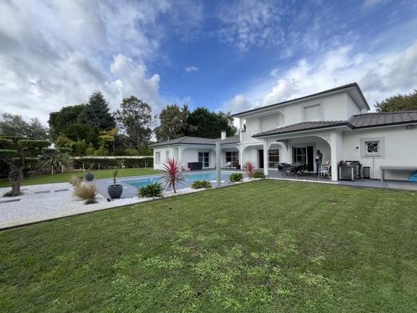 Maison à vendre |  Saint-Jean-d'Illac |  6 pièces | 187 m²