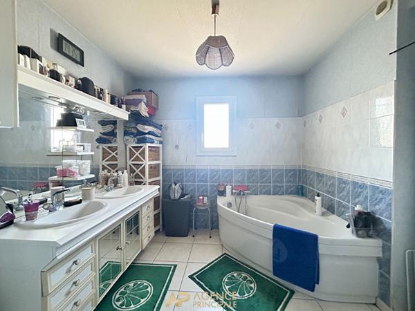 Maison 4 piéces située à Aytré à quelques minutes à pieds des commerces €469 800 ** - Référence FB685E