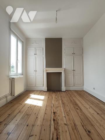 Maison de ville mitoyenne avec dépendance, cave et cour