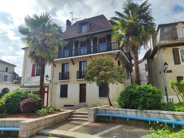 Belle maison de ville avec balcons