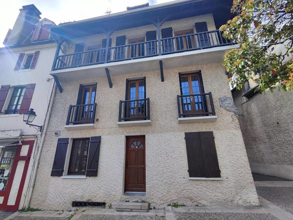 Belle maison de ville avec balcons