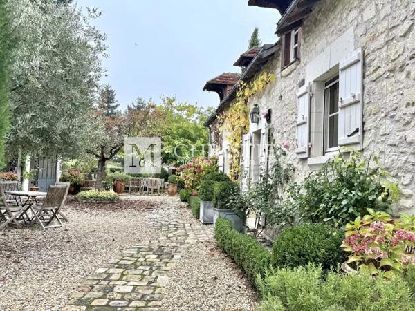 Maison de Campagne avec piscine et 4 hectares de parc et jardin