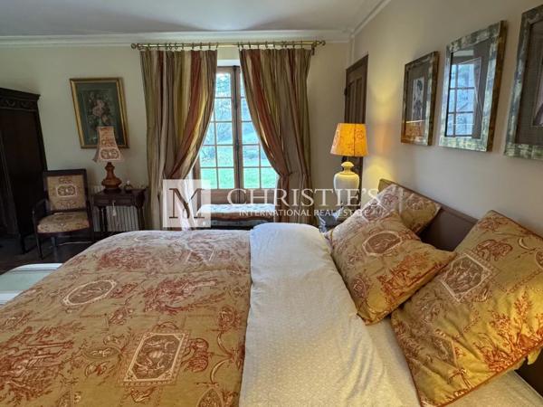 Maison de Campagne avec piscine et 4 hectares de parc et jardin