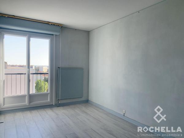Appartement 5 pièces 100m2 habitables avec vue imprenable sur la ville de La Rochelle et l'océan. Quartier "bel air" limite quartiers "La Trompette" et "St Maurice".