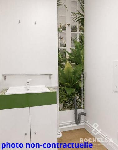 Appartement 5 pièces 100m2 habitables avec vue imprenable sur la ville de La Rochelle et l'océan. Quartier "bel air" limite quartiers "La Trompette" et "St Maurice".