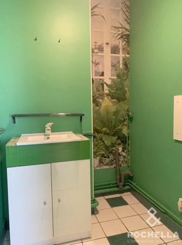 Appartement 5 pièces 100m2 habitables avec vue imprenable sur la ville de La Rochelle et l'océan. Quartier "bel air" limite quartiers "La Trompette" et "St Maurice".