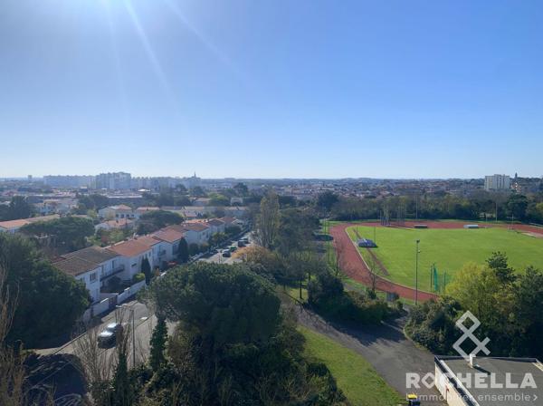 Appartement 5 pièces 100m2 habitables avec vue imprenable sur la ville de La Rochelle et l'océan. Quartier "bel air" limite quartiers "La Trompette" et "St Maurice".