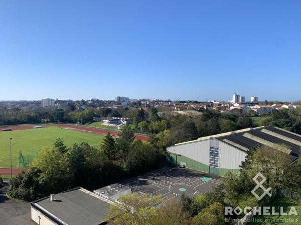 Appartement 5 pièces 100m2 habitables avec vue imprenable sur la ville de La Rochelle et l'océan. Quartier "bel air" limite quartiers "La Trompette" et "St Maurice".