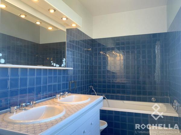 Appartement 5 pièces avec vue imprenable sur la ville de La Rochelle et l'océan. Quartier "bel air" limite quartiers "La Trompette" et "St Maurice".