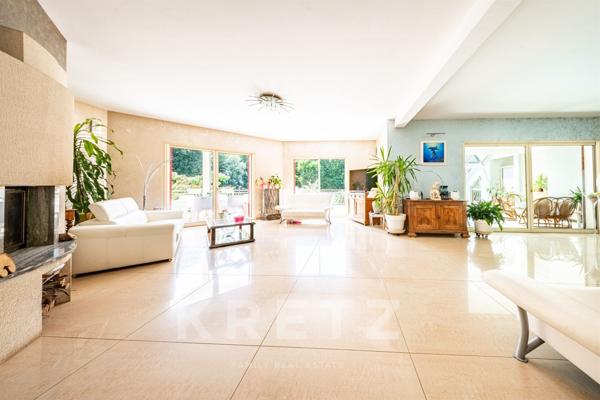 Maison d'architecte contemporaine avec piscine, tennis, rivière et écurie