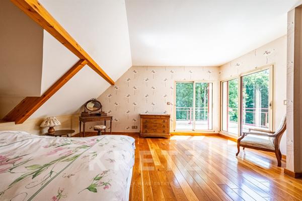 Maison d'architecte contemporaine avec piscine, tennis, rivière et écurie