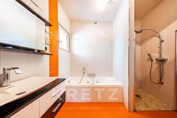 Maison d'architecte contemporaine avec piscine, tennis, rivière et écurie