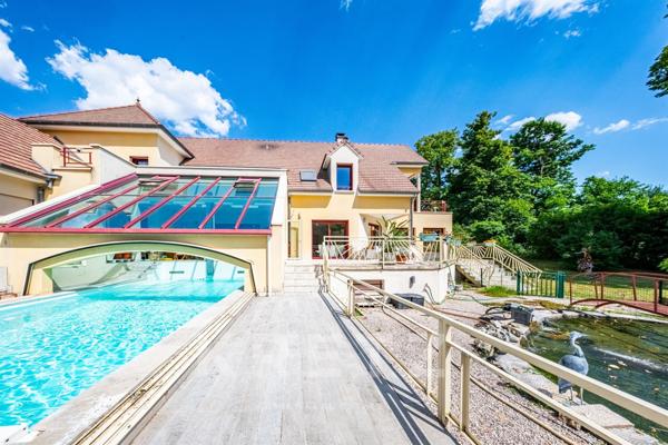 Maison d'architecte contemporaine avec piscine, tennis, rivière et écurie