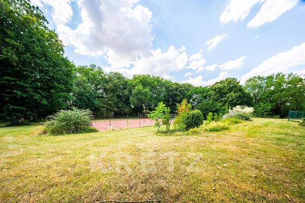 Maison d'architecte contemporaine avec piscine, tennis, rivière et écurie