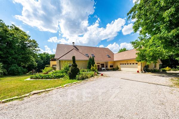 Maison d'architecte contemporaine avec piscine, tennis, rivière et écurie