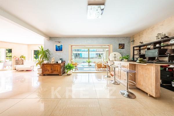 Maison d'architecte contemporaine avec piscine, tennis, rivière et écurie