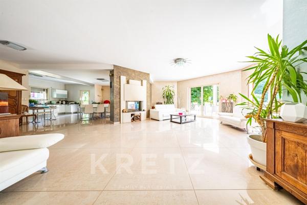 Maison d'architecte contemporaine avec piscine, tennis, rivière et écurie