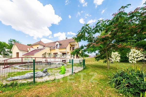 Maison d'architecte contemporaine avec piscine, tennis, rivière et écurie