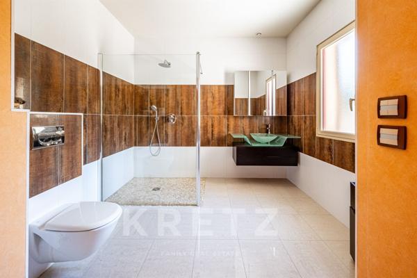 Maison d'architecte contemporaine avec piscine, tennis, rivière et écurie