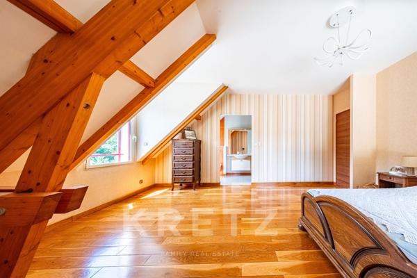 Maison d'architecte contemporaine avec piscine, tennis, rivière et écurie