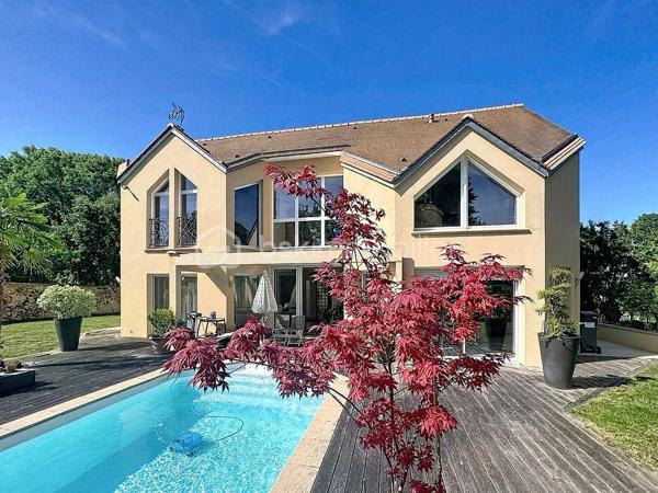 À la recherche d'une maison alliant volumes, prestations haut de gamme et environnement privilégié 
 Cette superbe propriété de 220 m², nichée sur un magnifique terrain arboré de 900 m², saura vous séduire par son confort, sa luminosité et son calme absolu.
Dès l'entrée, vous découvrirez des espaces de vie généreux, baignés de lumière, pensés pour une vie de famille agréable comme pour recevoir. 
La maison offre 7 pièces, dont 4 suites, chacune disposant de son dressing et de sa salle d'eau privative, garantissant confort et intimité à chacun.

Les prestations sont au rendez-vous :

Cuisine principale avec cuisine cachée (double cuisine)
Bureau aménagé idéal pour le télétravail
Salon d'étage pouvant facilement être transformé en 5ᵉ chambre
Sous-sol total
Chauffage par géothermie
Aspiration centralisée
Excellente luminosité
Aucun vis-à-vis
Jardin paysager et arboré
Environnement très calme

À l'extérieur, profitez d'un véritable espace de détente avec une piscine équipée d'un jacuzzi intégré et d'un système de nage à contre-courant, dans un jardin soigneusement entretenu.
Située à Brunoy, commune recherchée pour son cadre verdoyant, ses écoles, ses commerces et son accès rapide à Paris via le RER D, cette propriété offre un cadre de vie idéal pour une famille en quête de sérénité.

Les + :

220 m² habitables
Terrain de 900 m²
4 suites avec dressing et salle d'eau
Possibilité de créer une 5ᵉ chambre
Piscine, jacuzzi et nage à contre-courant
Prestations haut de gamme
Sous-sol total
Géothermie
Sans vis-à-vis
Quartier calme
Une propriété rare sur le secteur, à découvrir sans tarder.