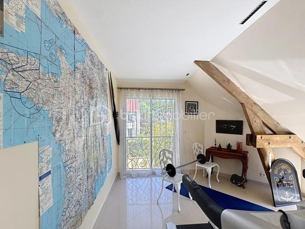 À la recherche d'une maison alliant volumes, prestations haut de gamme et environnement privilégié 
 Cette superbe propriété de 220 m², nichée sur un magnifique terrain arboré de 900 m², saura vous séduire par son confort, sa luminosité et son calme absolu.
Dès l'entrée, vous découvrirez des espaces de vie généreux, baignés de lumière, pensés pour une vie de famille agréable comme pour recevoir. 
La maison offre 7 pièces, dont 4 suites, chacune disposant de son dressing et de sa salle d'eau privative, garantissant confort et intimité à chacun.

Les prestations sont au rendez-vous :

Cuisine principale avec cuisine cachée (double cuisine)
Bureau aménagé idéal pour le télétravail
Salon d'étage pouvant facilement être transformé en 5ᵉ chambre
Sous-sol total
Chauffage par géothermie
Aspiration centralisée
Excellente luminosité
Aucun vis-à-vis
Jardin paysager et arboré
Environnement très calme

À l'extérieur, profitez d'un véritable espace de détente avec une piscine équipée d'un jacuzzi intégré et d'un système de nage à contre-courant, dans un jardin soigneusement entretenu.
Située à Brunoy, commune recherchée pour son cadre verdoyant, ses écoles, ses commerces et son accès rapide à Paris via le RER D, cette propriété offre un cadre de vie idéal pour une famille en quête de sérénité.

Les + :

220 m² habitables
Terrain de 900 m²
4 suites avec dressing et salle d'eau
Possibilité de créer une 5ᵉ chambre
Piscine, jacuzzi et nage à contre-courant
Prestations haut de gamme
Sous-sol total
Géothermie
Sans vis-à-vis
Quartier calme
Une propriété rare sur le secteur, à découvrir sans tarder.