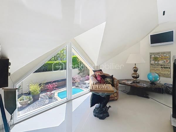 À la recherche d'une maison alliant volumes, prestations haut de gamme et environnement privilégié 
 Cette superbe propriété de 220 m², nichée sur un magnifique terrain arboré de 900 m², saura vous séduire par son confort, sa luminosité et son calme absolu.
Dès l'entrée, vous découvrirez des espaces de vie généreux, baignés de lumière, pensés pour une vie de famille agréable comme pour recevoir. 
La maison offre 7 pièces, dont 4 suites, chacune disposant de son dressing et de sa salle d'eau privative, garantissant confort et intimité à chacun.

Les prestations sont au rendez-vous :

Cuisine principale avec cuisine cachée (double cuisine)
Bureau aménagé idéal pour le télétravail
Salon d'étage pouvant facilement être transformé en 5ᵉ chambre
Sous-sol total
Chauffage par géothermie
Aspiration centralisée
Excellente luminosité
Aucun vis-à-vis
Jardin paysager et arboré
Environnement très calme

À l'extérieur, profitez d'un véritable espace de détente avec une piscine équipée d'un jacuzzi intégré et d'un système de nage à contre-courant, dans un jardin soigneusement entretenu.
Située à Brunoy, commune recherchée pour son cadre verdoyant, ses écoles, ses commerces et son accès rapide à Paris via le RER D, cette propriété offre un cadre de vie idéal pour une famille en quête de sérénité.

Les + :

220 m² habitables
Terrain de 900 m²
4 suites avec dressing et salle d'eau
Possibilité de créer une 5ᵉ chambre
Piscine, jacuzzi et nage à contre-courant
Prestations haut de gamme
Sous-sol total
Géothermie
Sans vis-à-vis
Quartier calme
Une propriété rare sur le secteur, à découvrir sans tarder.