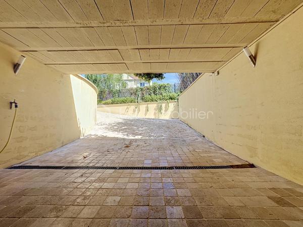 À la recherche d'une maison alliant volumes, prestations haut de gamme et environnement privilégié 
 Cette superbe propriété de 220 m², nichée sur un magnifique terrain arboré de 900 m², saura vous séduire par son confort, sa luminosité et son calme absolu.
Dès l'entrée, vous découvrirez des espaces de vie généreux, baignés de lumière, pensés pour une vie de famille agréable comme pour recevoir. 
La maison offre 7 pièces, dont 4 suites, chacune disposant de son dressing et de sa salle d'eau privative, garantissant confort et intimité à chacun.

Les prestations sont au rendez-vous :

Cuisine principale avec cuisine cachée (double cuisine)
Bureau aménagé idéal pour le télétravail
Salon d'étage pouvant facilement être transformé en 5ᵉ chambre
Sous-sol total
Chauffage par géothermie
Aspiration centralisée
Excellente luminosité
Aucun vis-à-vis
Jardin paysager et arboré
Environnement très calme

À l'extérieur, profitez d'un véritable espace de détente avec une piscine équipée d'un jacuzzi intégré et d'un système de nage à contre-courant, dans un jardin soigneusement entretenu.
Située à Brunoy, commune recherchée pour son cadre verdoyant, ses écoles, ses commerces et son accès rapide à Paris via le RER D, cette propriété offre un cadre de vie idéal pour une famille en quête de sérénité.

Les + :

220 m² habitables
Terrain de 900 m²
4 suites avec dressing et salle d'eau
Possibilité de créer une 5ᵉ chambre
Piscine, jacuzzi et nage à contre-courant
Prestations haut de gamme
Sous-sol total
Géothermie
Sans vis-à-vis
Quartier calme
Une propriété rare sur le secteur, à découvrir sans tarder.