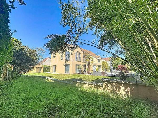 À la recherche d'une maison alliant volumes, prestations haut de gamme et environnement privilégié 
 Cette superbe propriété de 220 m², nichée sur un magnifique terrain arboré de 900 m², saura vous séduire par son confort, sa luminosité et son calme absolu.
Dès l'entrée, vous découvrirez des espaces de vie généreux, baignés de lumière, pensés pour une vie de famille agréable comme pour recevoir. 
La maison offre 7 pièces, dont 4 suites, chacune disposant de son dressing et de sa salle d'eau privative, garantissant confort et intimité à chacun.

Les prestations sont au rendez-vous :

Cuisine principale avec cuisine cachée (double cuisine)
Bureau aménagé idéal pour le télétravail
Salon d'étage pouvant facilement être transformé en 5ᵉ chambre
Sous-sol total
Chauffage par géothermie
Aspiration centralisée
Excellente luminosité
Aucun vis-à-vis
Jardin paysager et arboré
Environnement très calme

À l'extérieur, profitez d'un véritable espace de détente avec une piscine équipée d'un jacuzzi intégré et d'un système de nage à contre-courant, dans un jardin soigneusement entretenu.
Située à Brunoy, commune recherchée pour son cadre verdoyant, ses écoles, ses commerces et son accès rapide à Paris via le RER D, cette propriété offre un cadre de vie idéal pour une famille en quête de sérénité.

Les + :

220 m² habitables
Terrain de 900 m²
4 suites avec dressing et salle d'eau
Possibilité de créer une 5ᵉ chambre
Piscine, jacuzzi et nage à contre-courant
Prestations haut de gamme
Sous-sol total
Géothermie
Sans vis-à-vis
Quartier calme
Une propriété rare sur le secteur, à découvrir sans tarder.